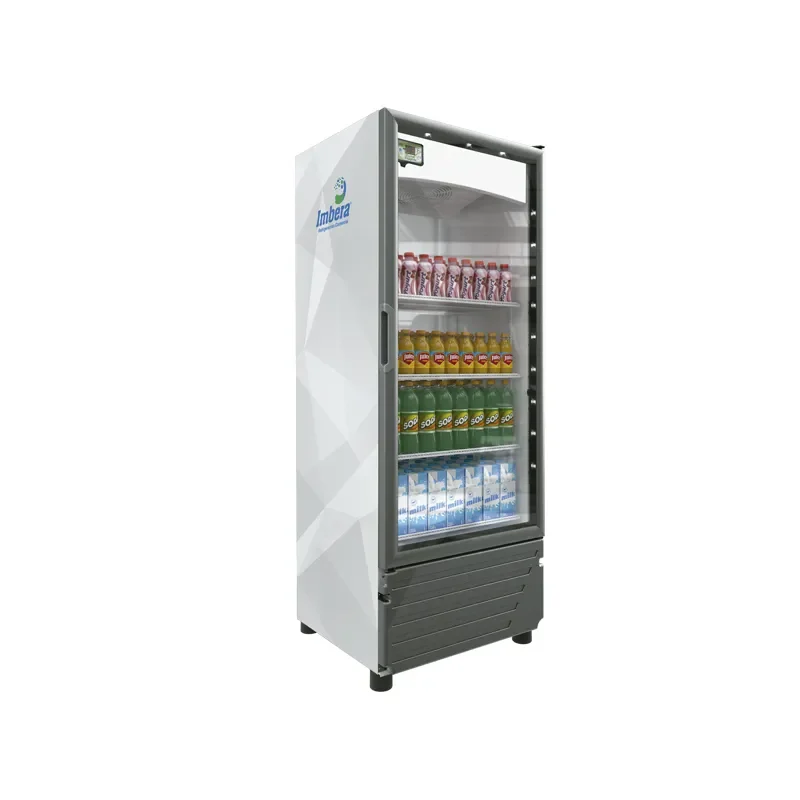 Nevera vitrina blanca con bebidas variadas.